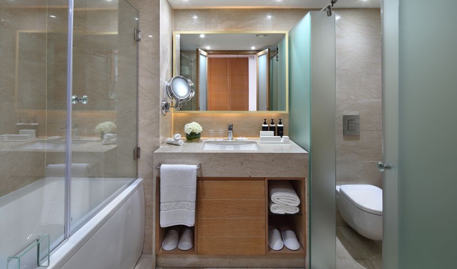 Royal Apollonia Limassol Deluxe room sea view bathroom