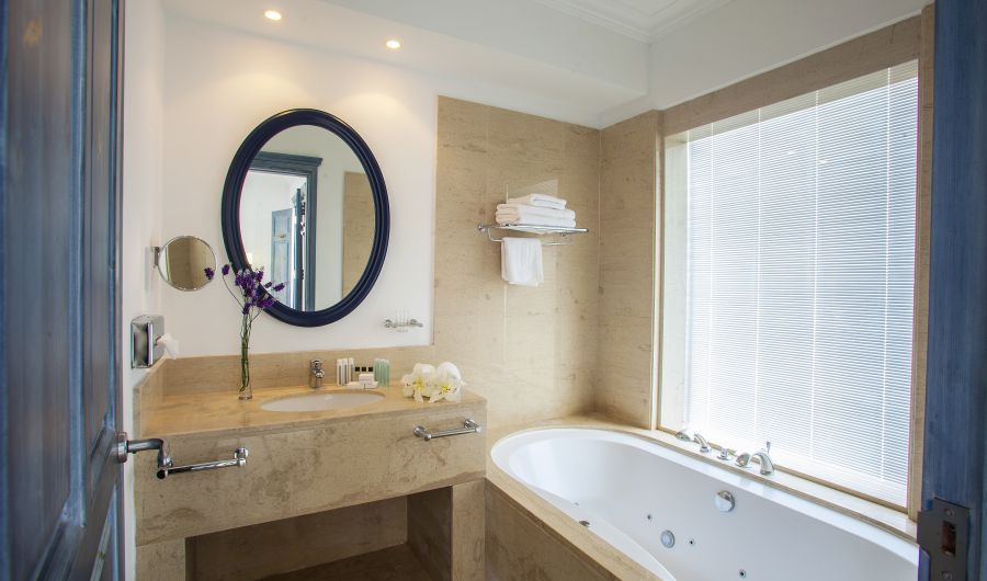 Nausicaa Villas Protaras bathroom with bathtub