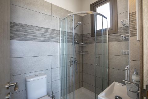 Chris Le Mare Villas Protaras bathroom