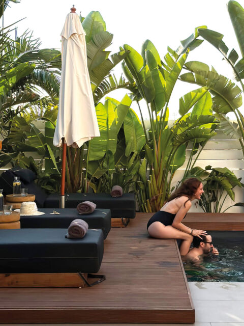 Lora Pearl pool