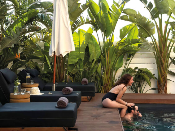 Lora Pearl pool