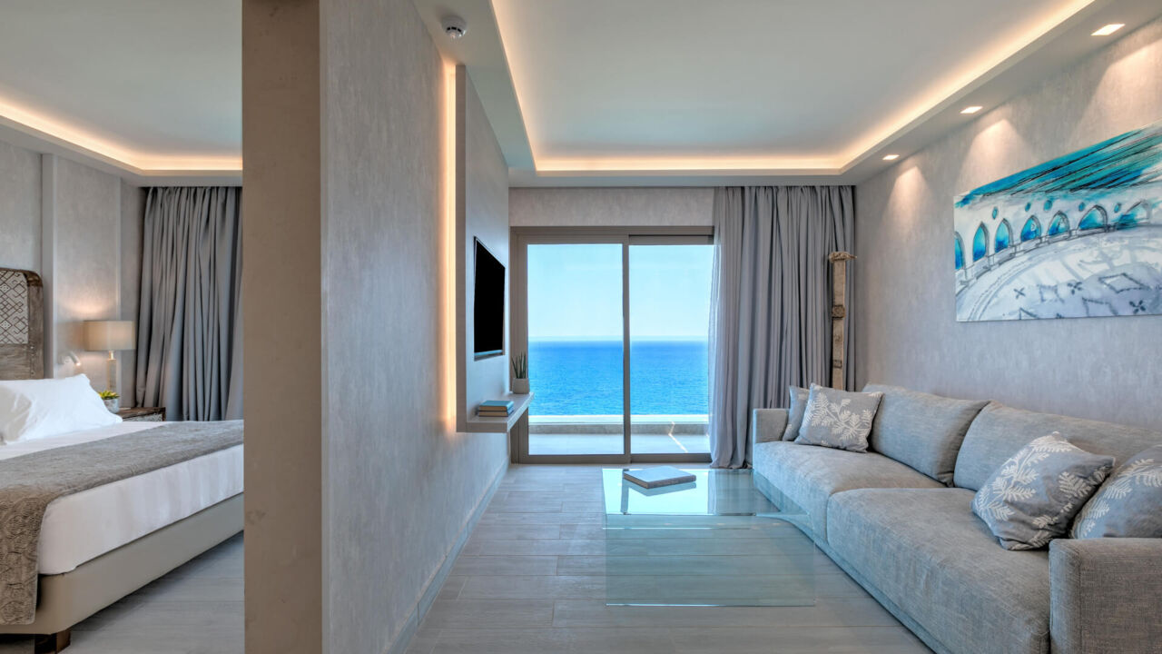 Amada Colossos room sitting area
