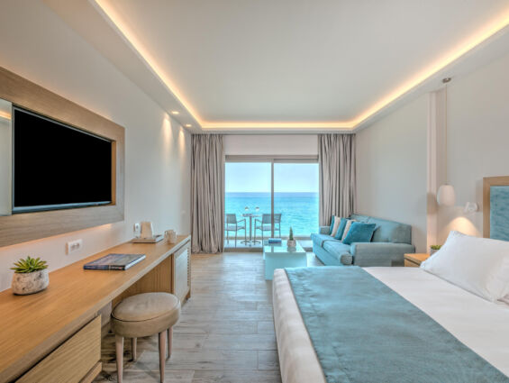 Amada Colossos room bedroom