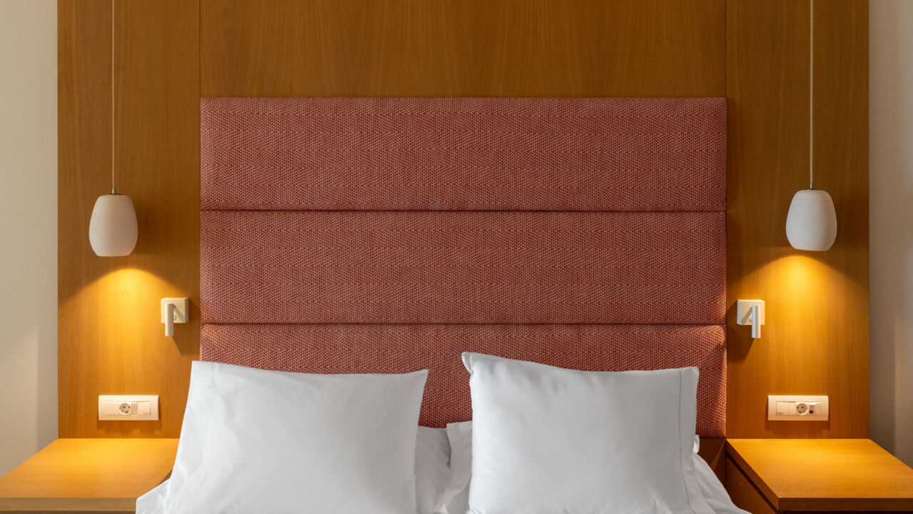 Amada Colossos room bed