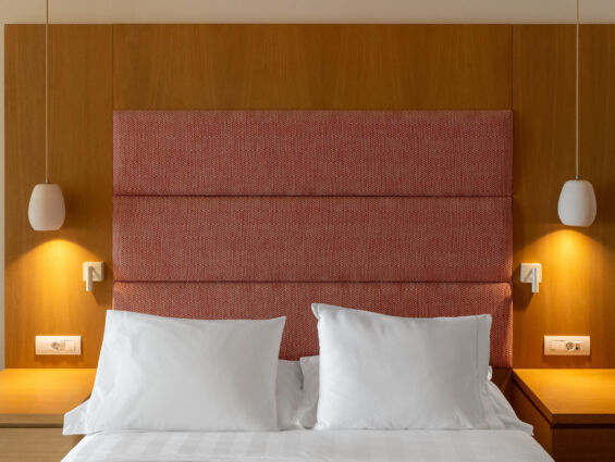 Amada Colossos room bed