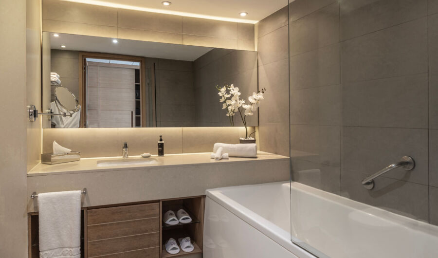 Royal Apollonia Executive suite bathroom