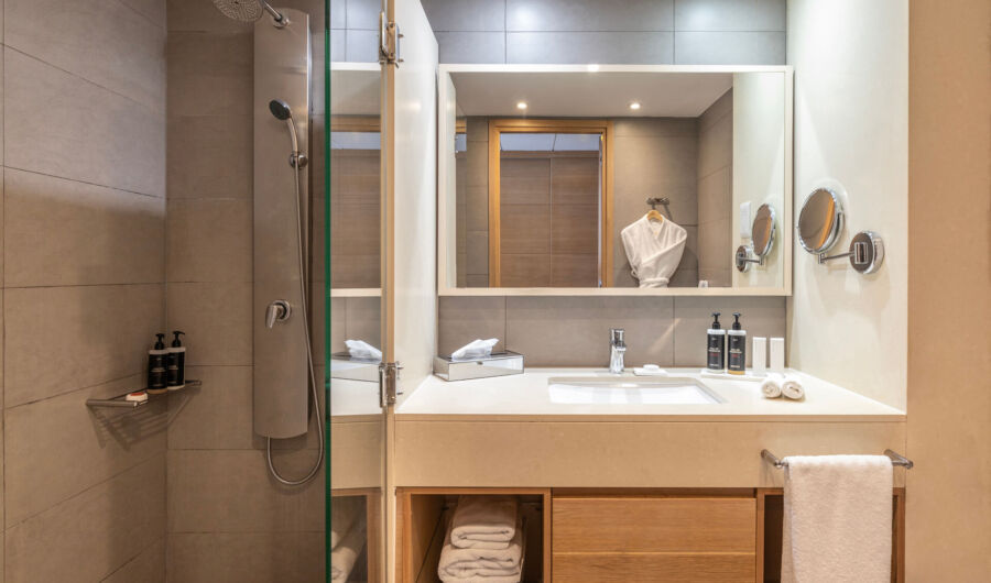 Royal Apollonia Executive suite bathroom