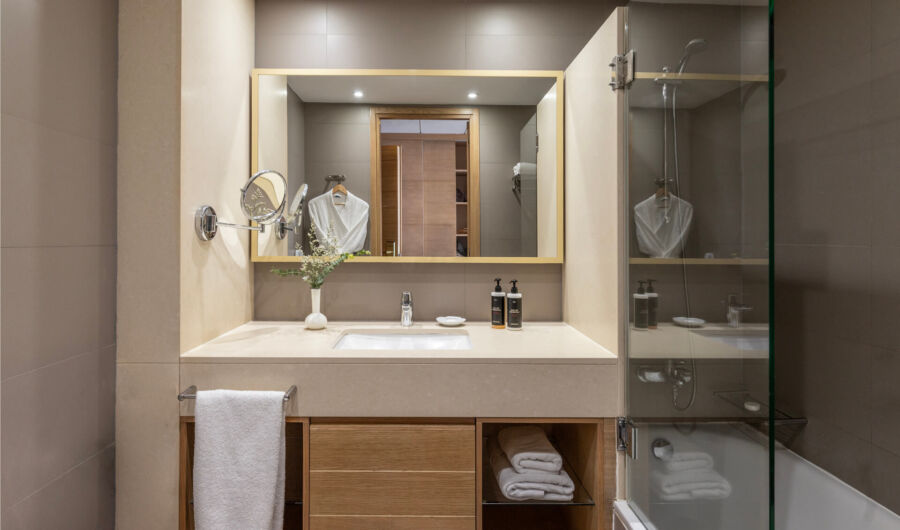 Royal Apollonia Superior Room bathroom