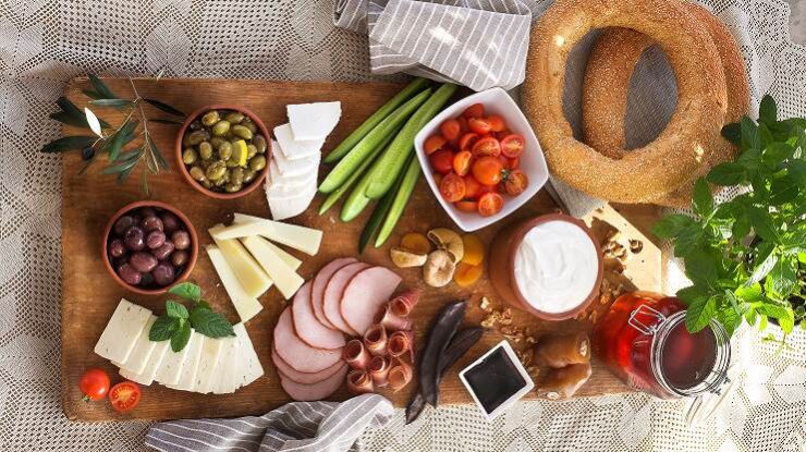 Plateau with delicacies for breakfast