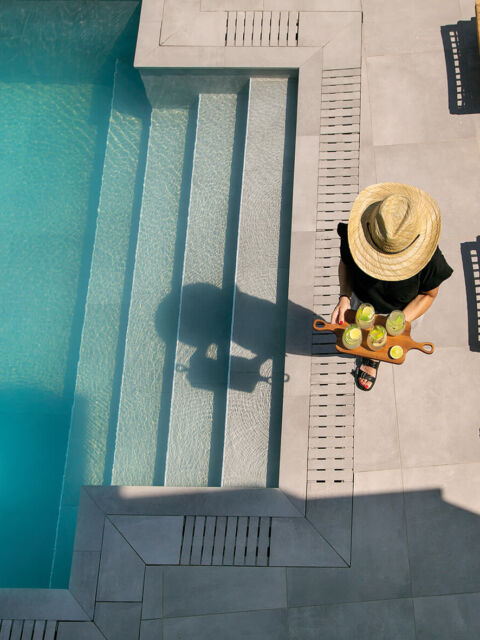 woman holding coctails at Pool