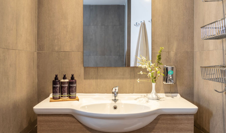 St.Elias Two Bedroom Suite bathroom