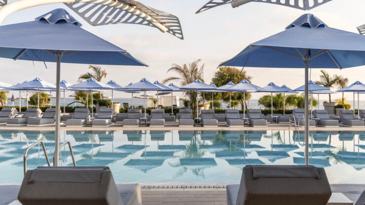 Ivi Mare pool and sunbeds