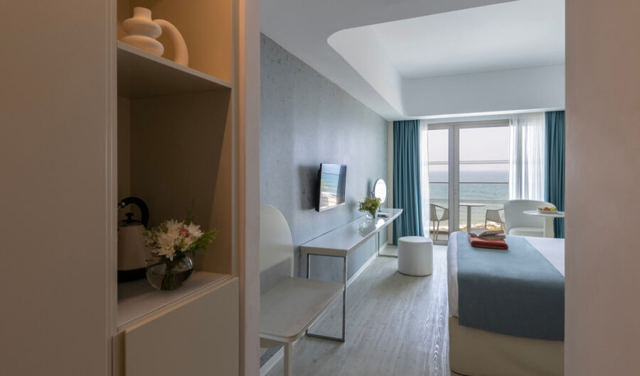 Ivi Mare Deluxe Sea Room Bedroom and balcony