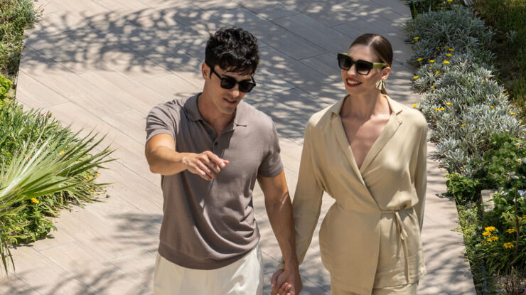 Couple walking through Ivi Mare garden
