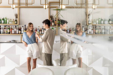 Couple talking at the bar of Ivi Mare