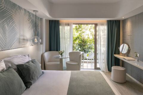 Ivi mare room with balcony with indoor view