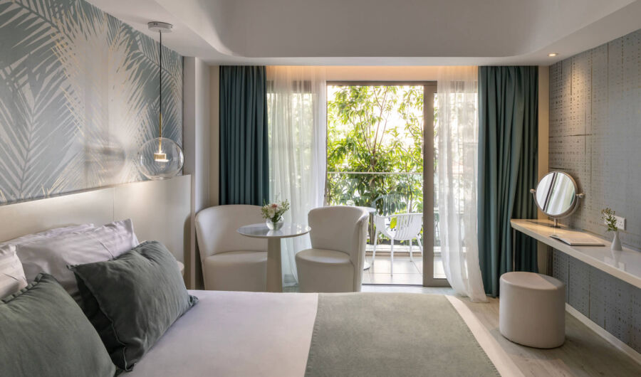 Ivi mare room with balcony with indoor view