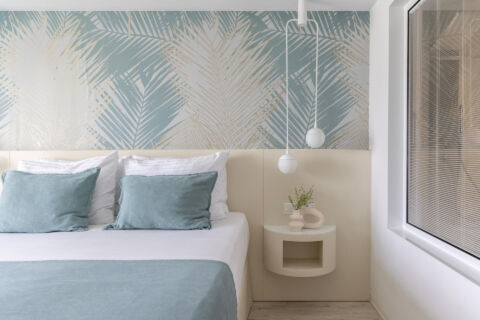 Ivi mare room with modern blue tones