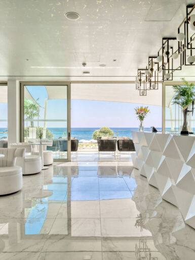 Ivi Mare Bar with indoor space sea view and couches