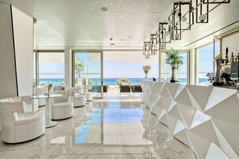 Ivi Mare Bar with indoor space sea view and couches