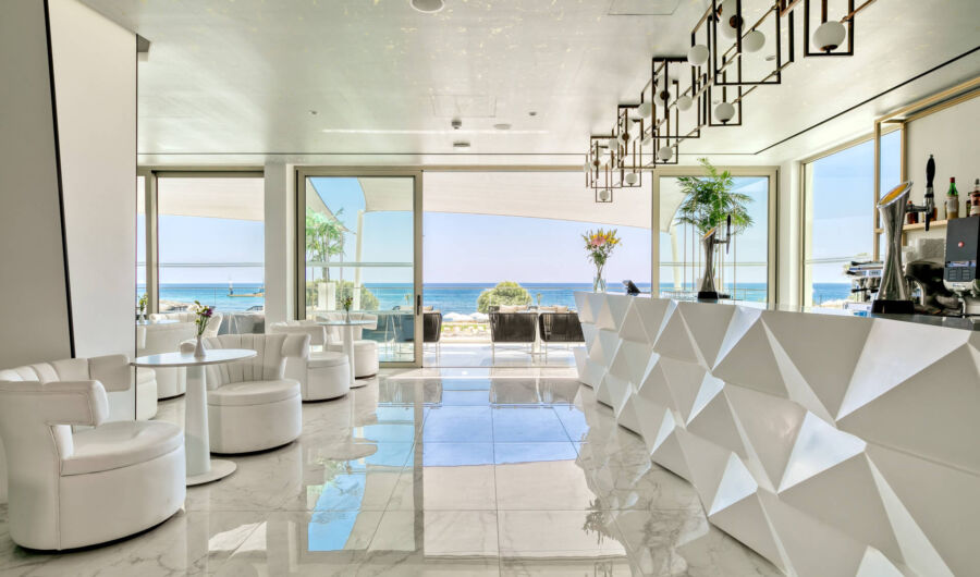 Ivi Mare Bar with indoor space sea view and couches