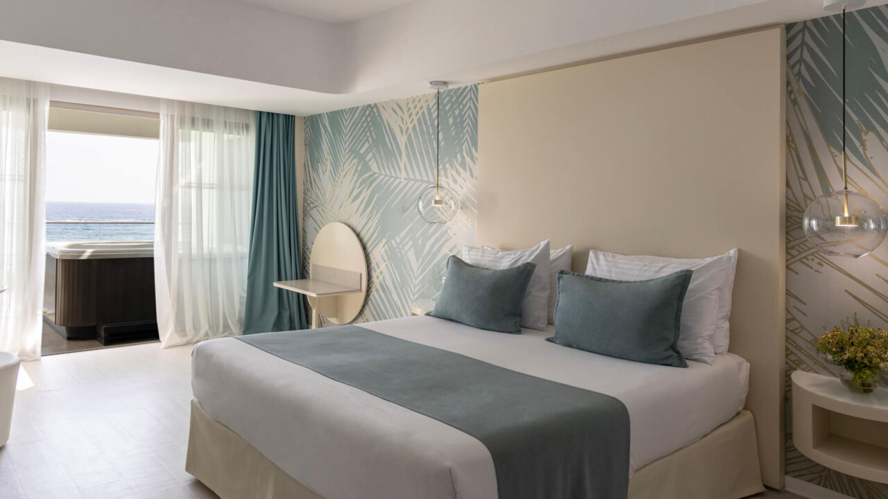 Ivi Mare Junior Suite bed and balcony
