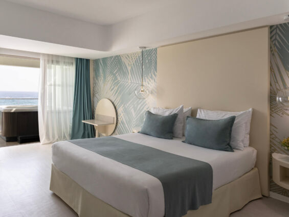 Ivi Mare Junior Suite bed and balcony