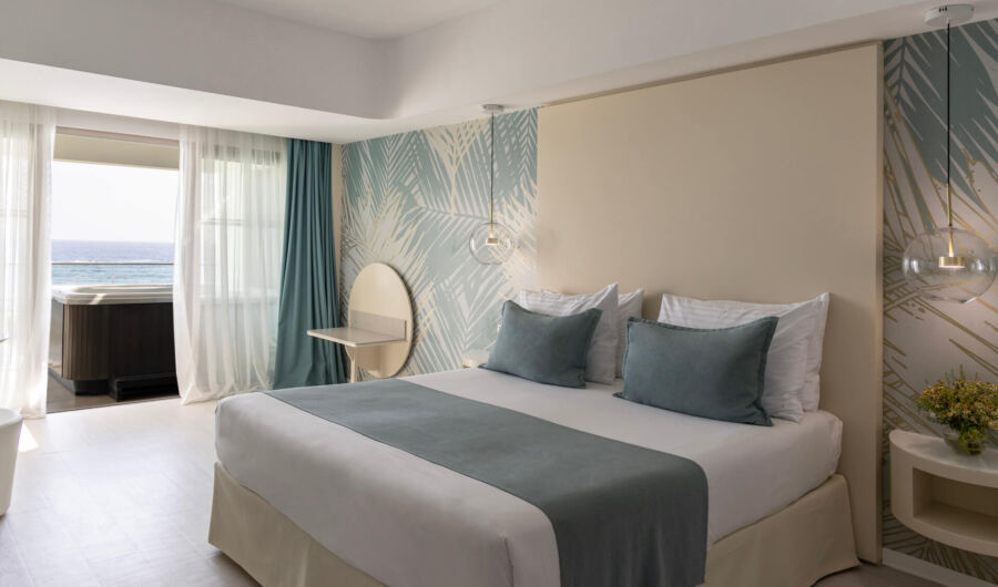 Ivi Mare Junior Suite bed and balcony