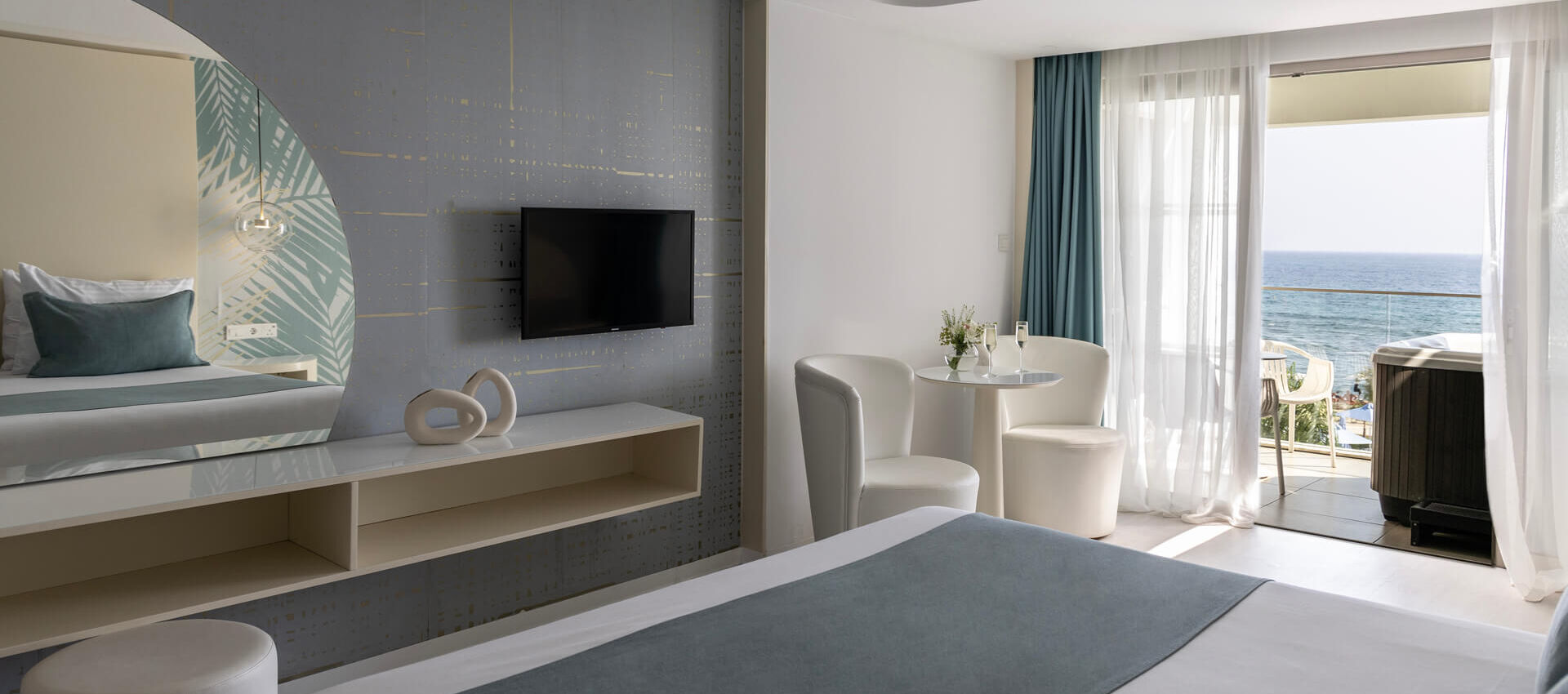 Ivi Mare Junior Suite bed and balcony with seaview