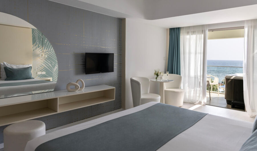 Ivi Mare Junior Suite bed and balcony with seaview