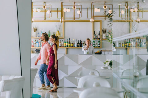 Couple walking Ivi Mare bar