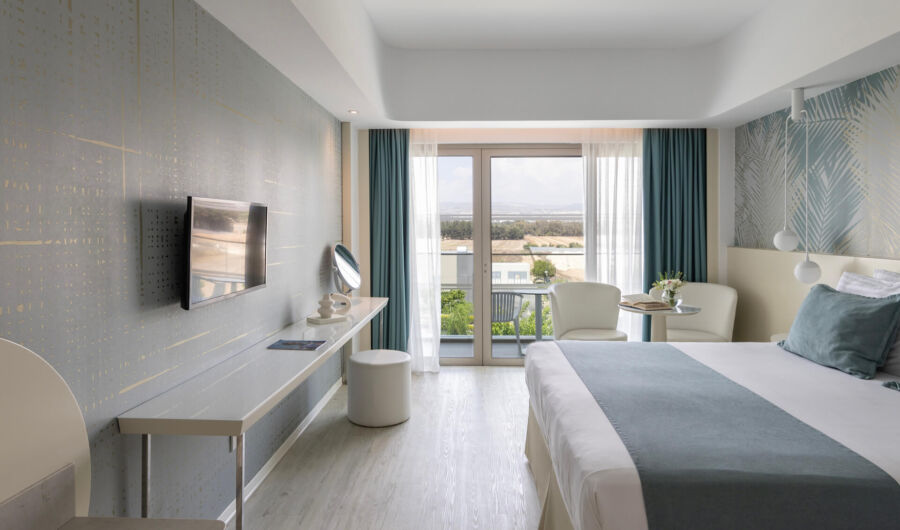 Ivi mare superior room bed and balcony