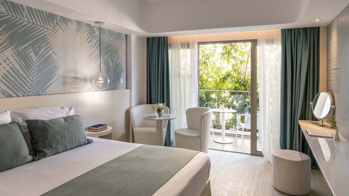 Ivi Mare Superior jacuzzi Room Bedroom