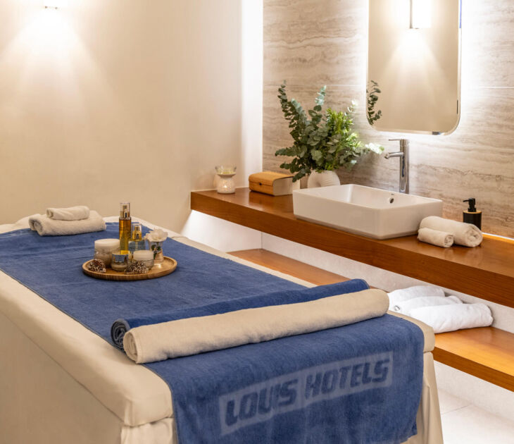Massage bed with towels and different massage oils and cremes at Kerkyra Blue spa