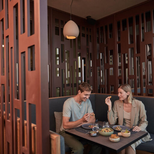 Couple eating at a King Jason Zante restaurant