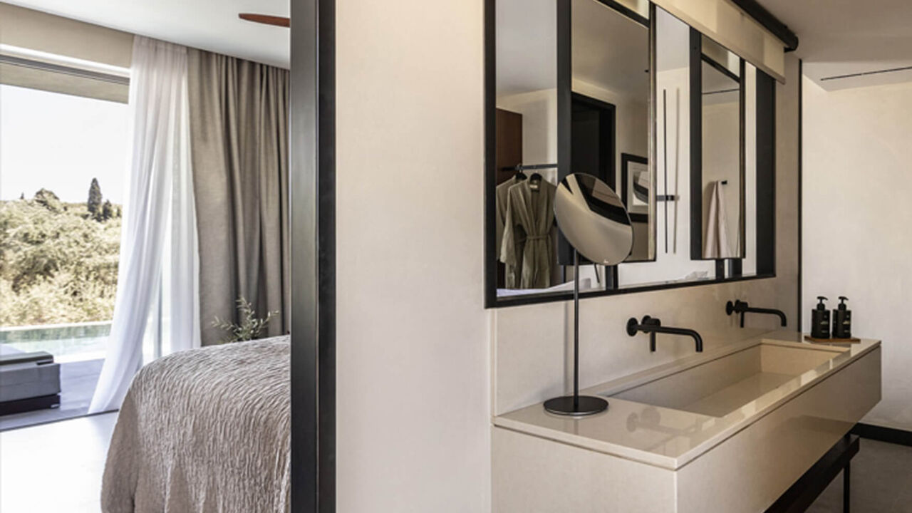 King Jason Zante room bathroom and bedroom