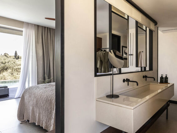 King Jason Zante room bathroom and bedroom