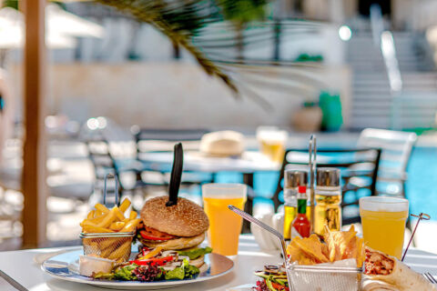 Table with casual food at Louis Althea restaurant