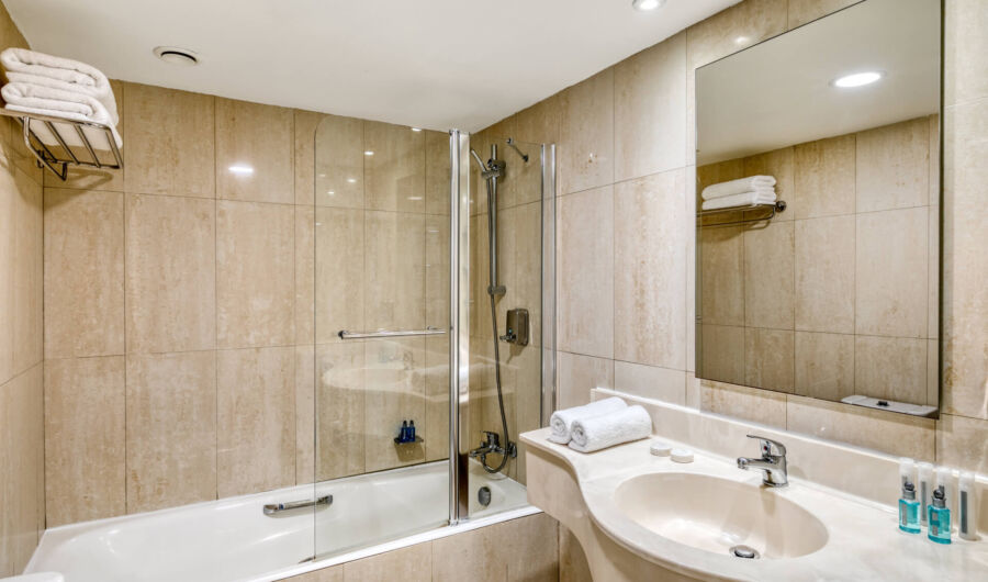 Louis Nausicaa Beach room bathroom
