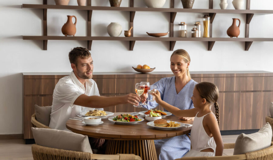 Family eating at Louis Nausicaa restaurant