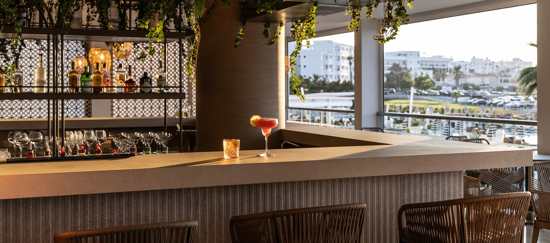 Two coktails on top of the bar at Louis Nausicaa bar