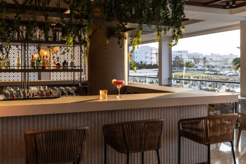 Two coktails on top of the bar at Louis Nausicaa bar