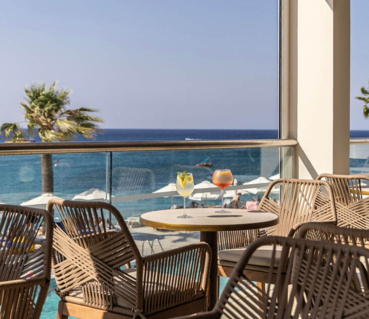 Two coktails on a table with sea view at Louis Nausicaa