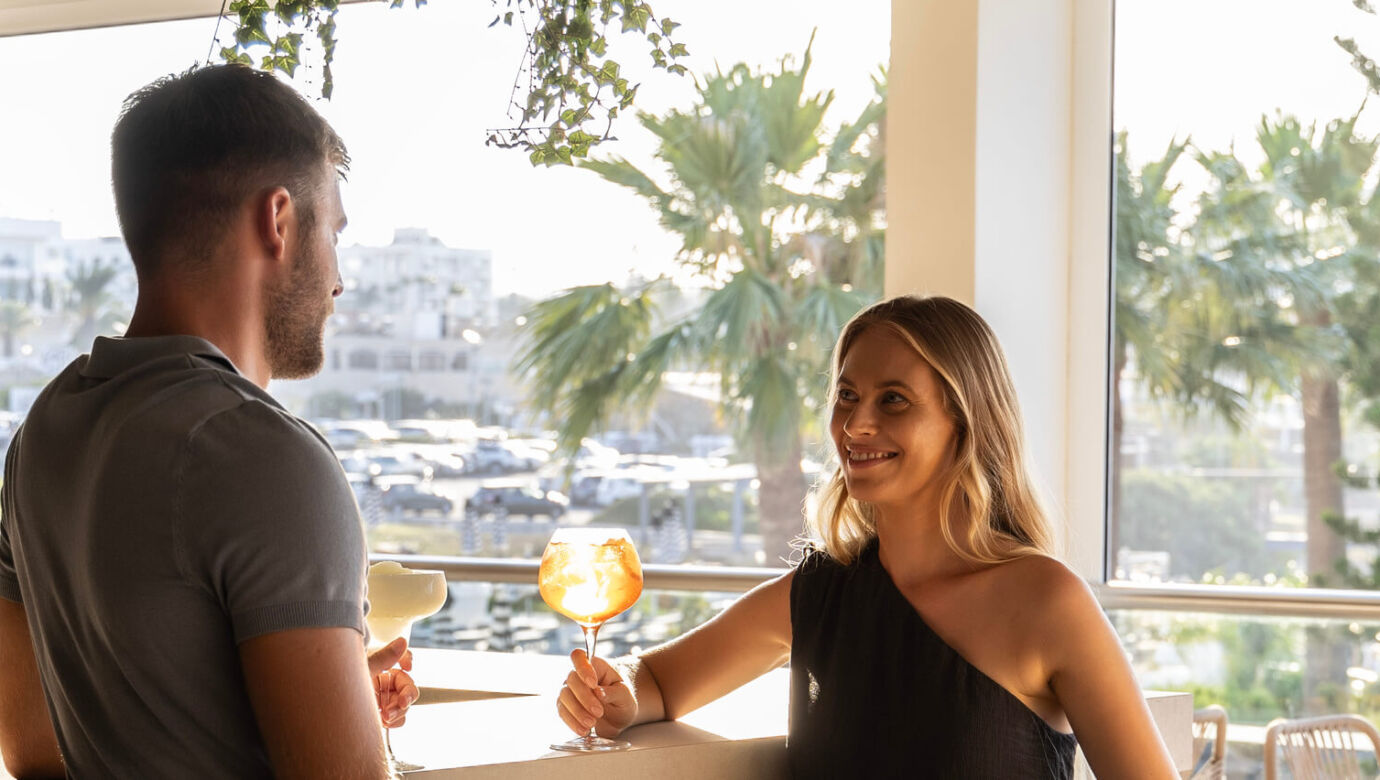 Couple drinking cotrails at Louis Nausicaa kalypso bar