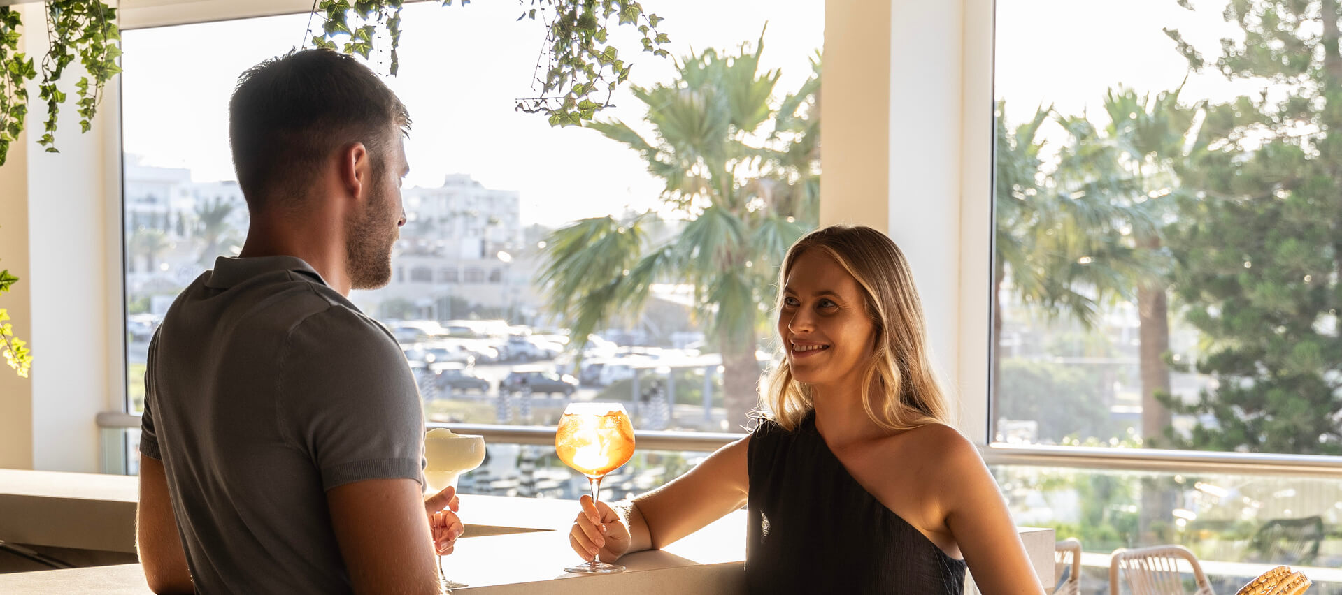 Couple drinking cotrails at Louis Nausicaa kalypso bar