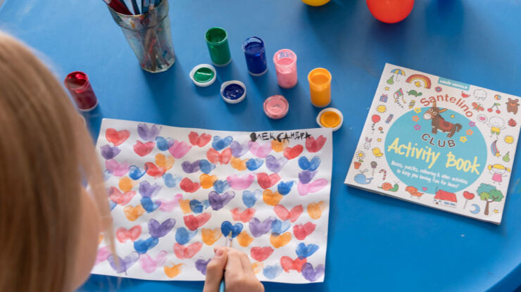 Children drawing hearts