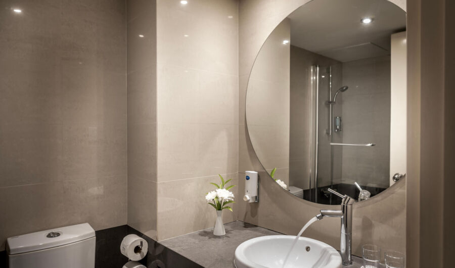Louis Phaethon double room bathroom
