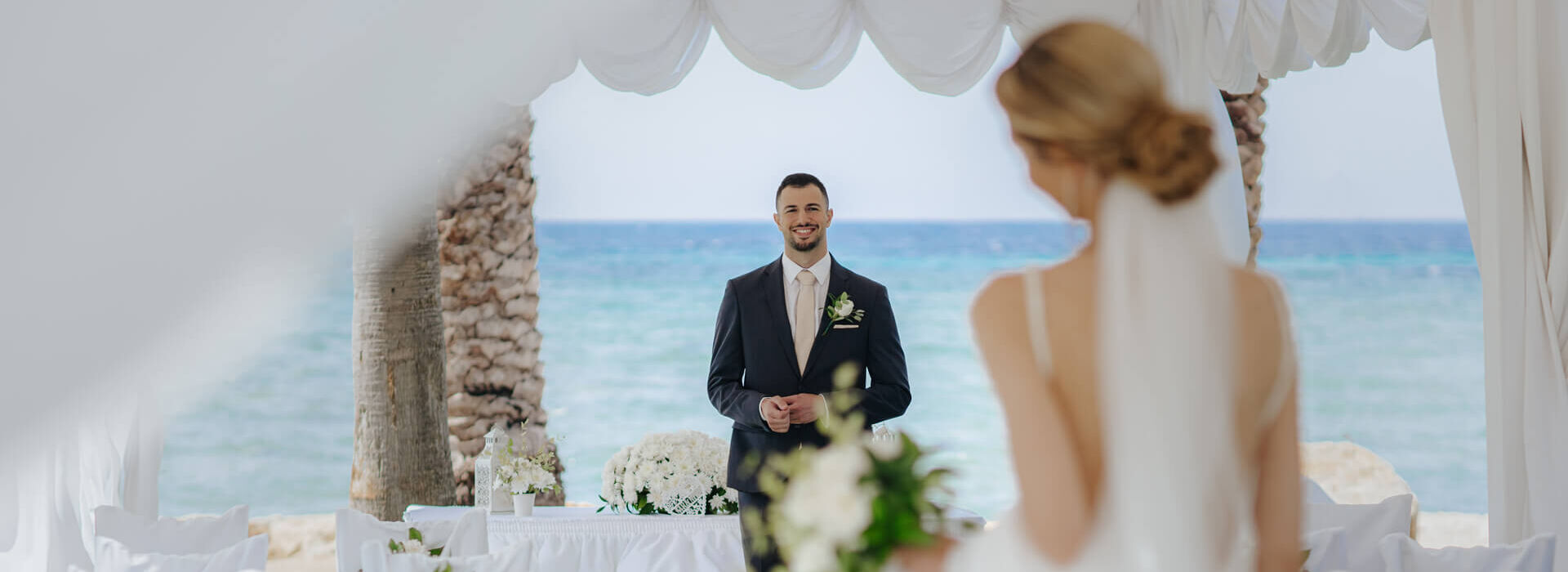 Couple getting maried at Louis Phaethon
