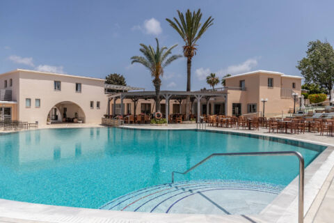 Louis St.Elias pool and rooms