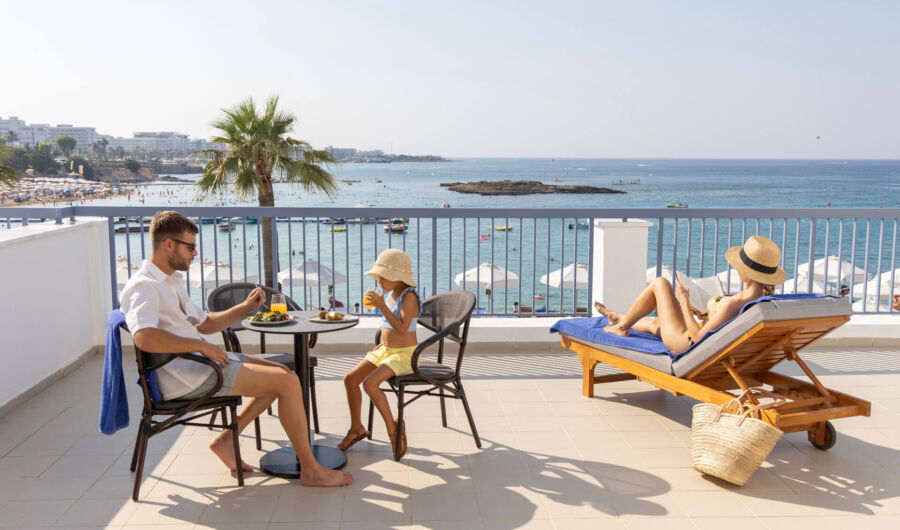 Nausicaa Superior suite family at balcony